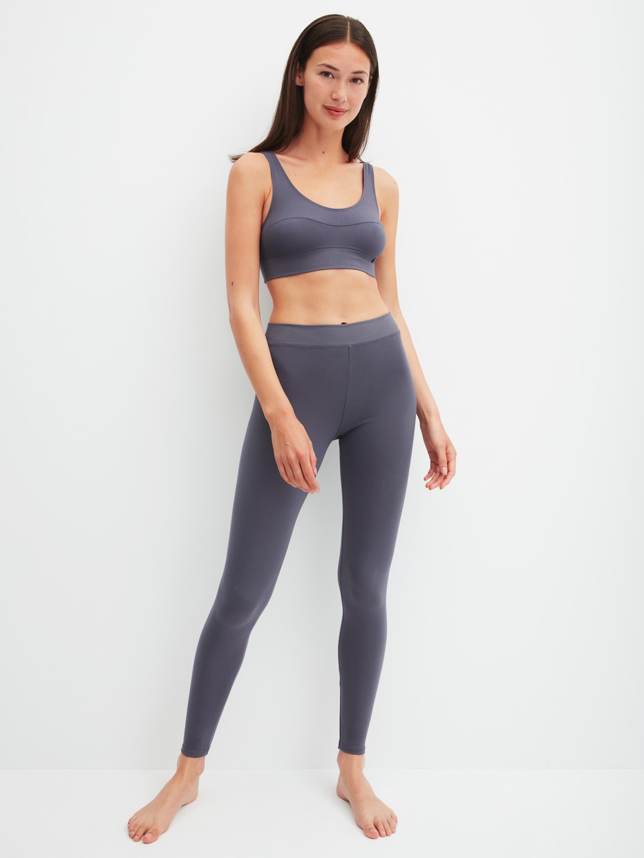 Damen-Model trägt Leggings aus Baumwolle in Grau, Einfarbig aus Serie Elastic von CALIDA, Outfit