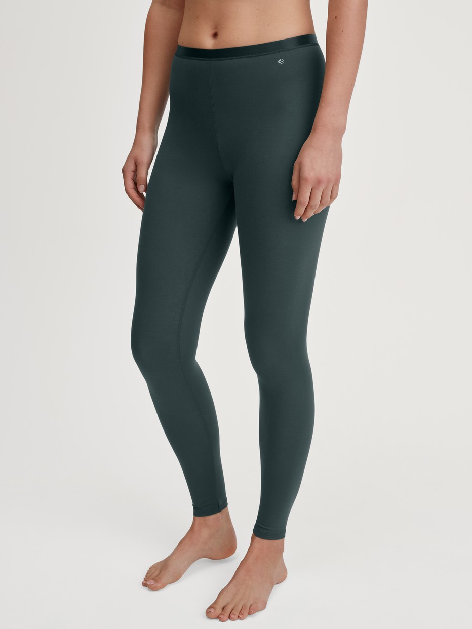 Damen-Model trägt Leggings aus Baumwolle in Grün, Einfarbig aus Serie Natural Comfort von CALIDA, Vorderansicht