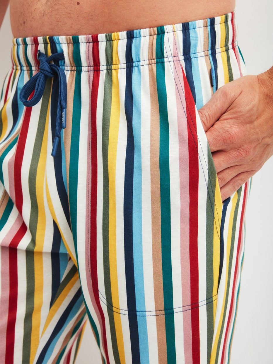 Men model is wearing Bermudas made of Cotton in Yellow, Patterned from the RMX Sleep Holiday series by CALIDA, Detail