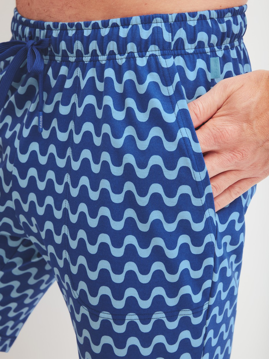 Men model is wearing Bermudas made of 100% Cotton in Blue, Patterned from the RMX Sleep Time off series by CALIDA, Detail