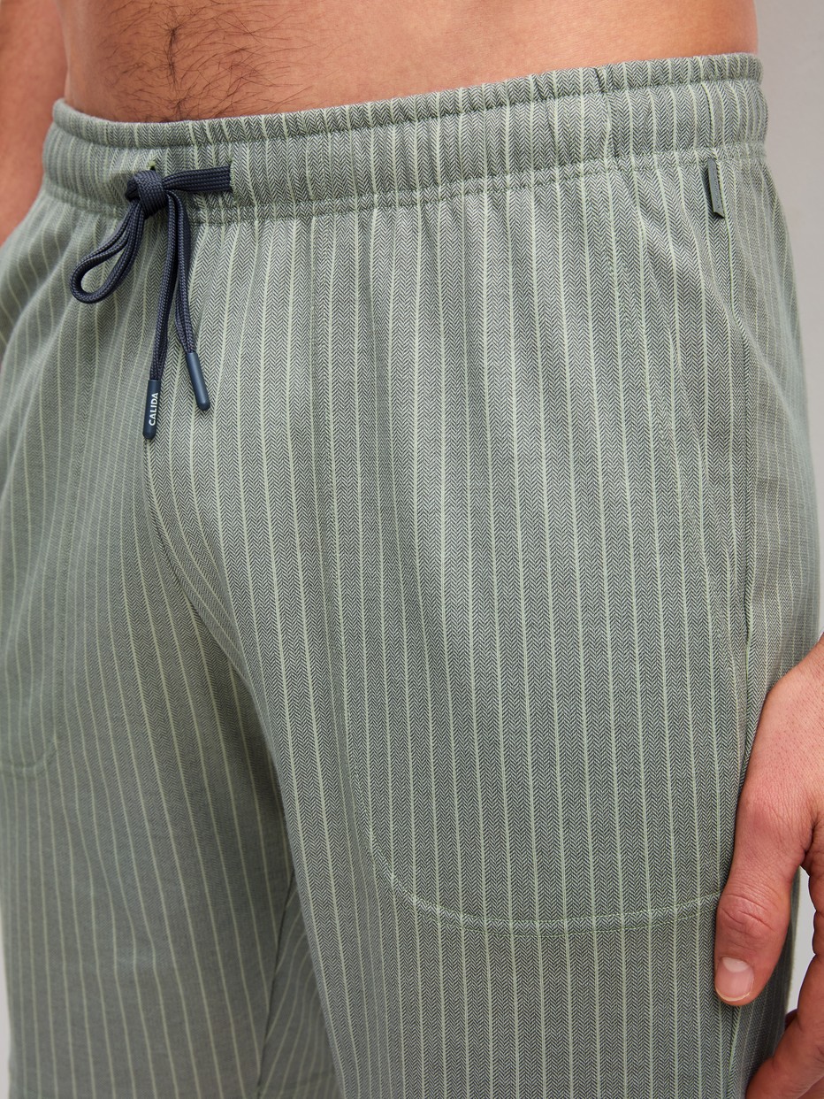 Men model is wearing Bermudas made of 100% Cotton in Green, Unicoloured from the RMX Sleep Leisure series by CALIDA, Detail