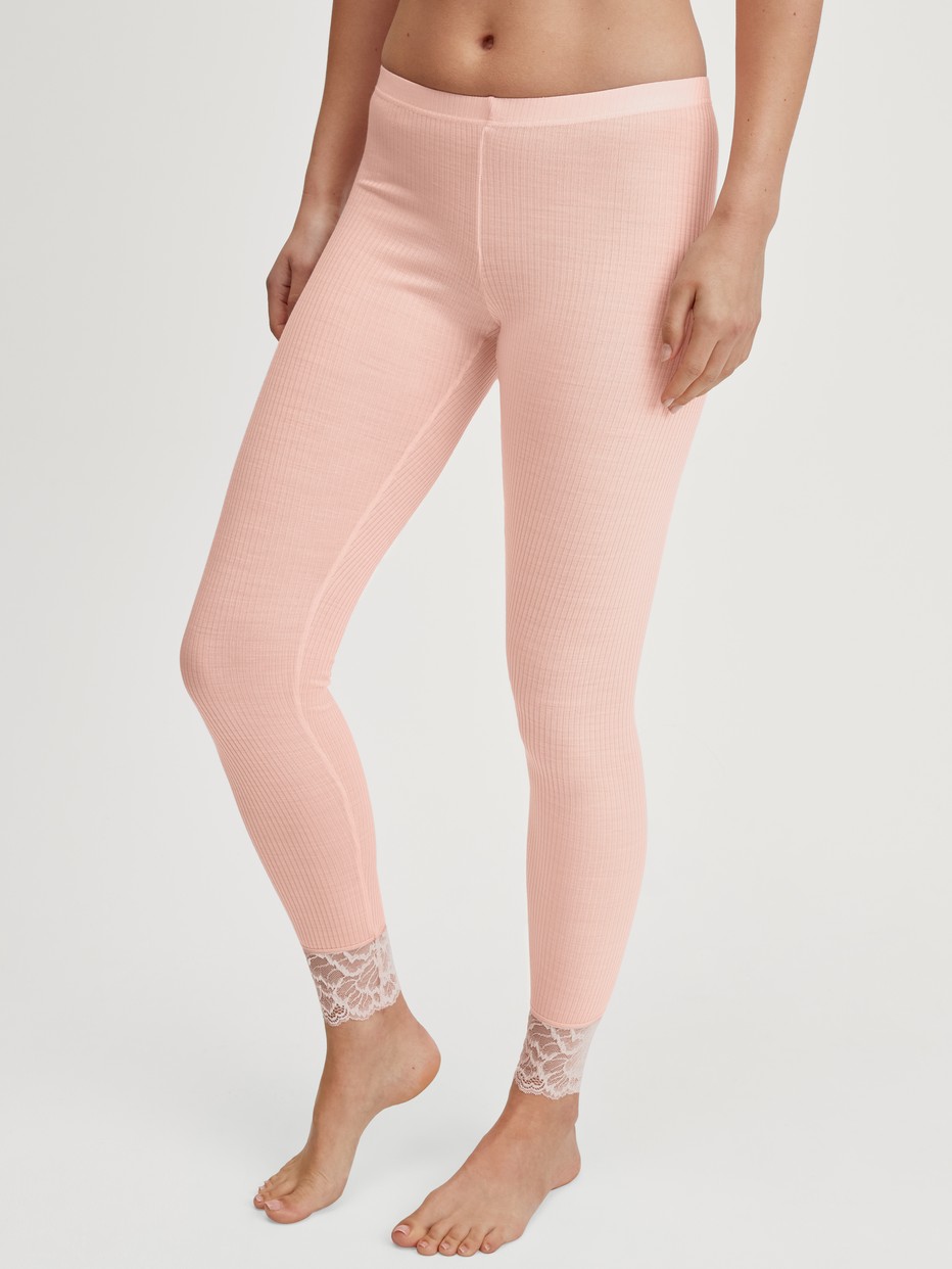Le mannequin Femme porte le/la Legging en laine et soie en Laine de couleur Rose, Dentelle, de la série Silky Wool Joy de CALIDA, Vue de face
