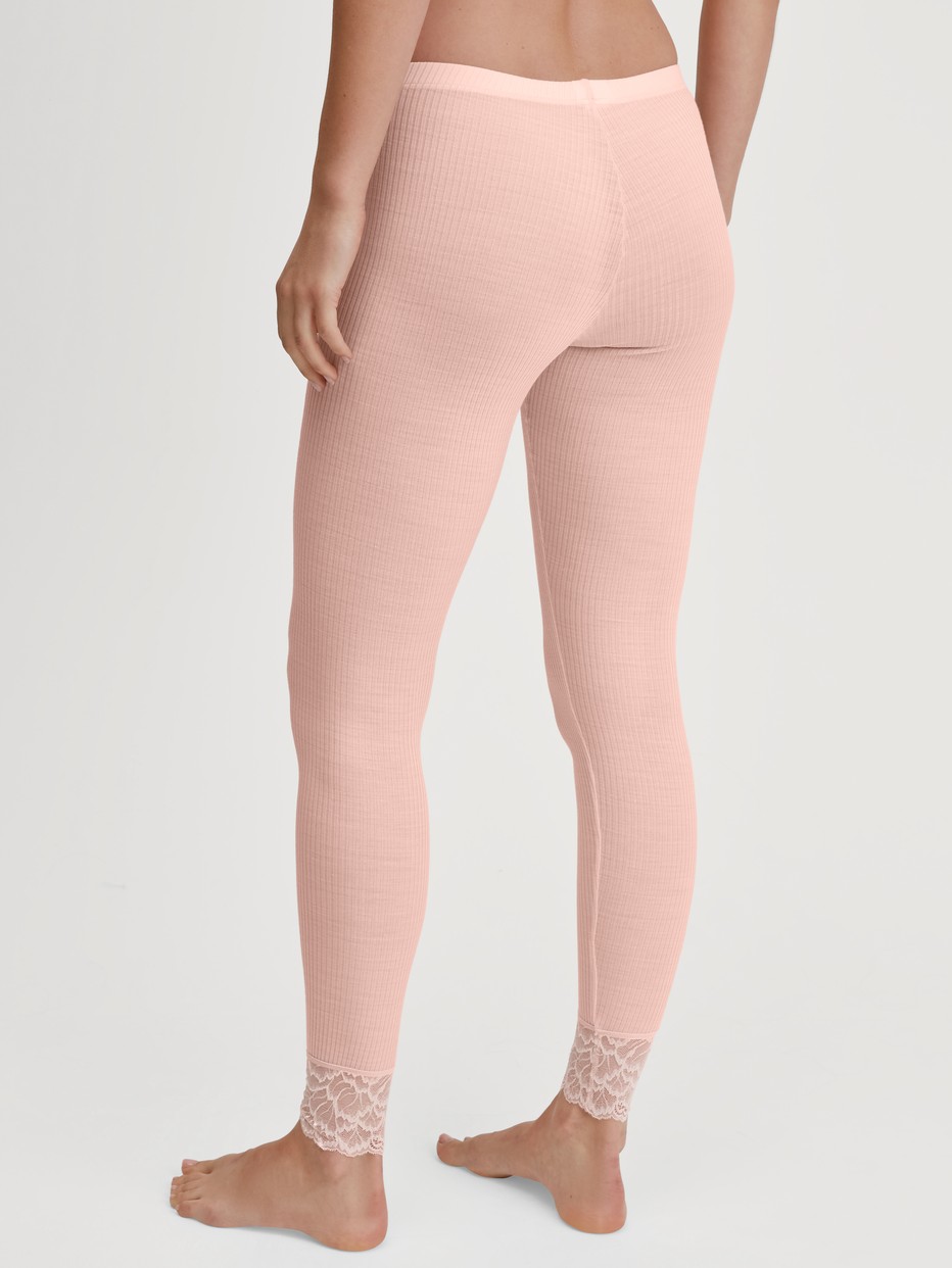 Le mannequin Femme porte le/la Legging en laine et soie en Laine de couleur Rose, Dentelle, de la série Silky Wool Joy de CALIDA, Vue arrière