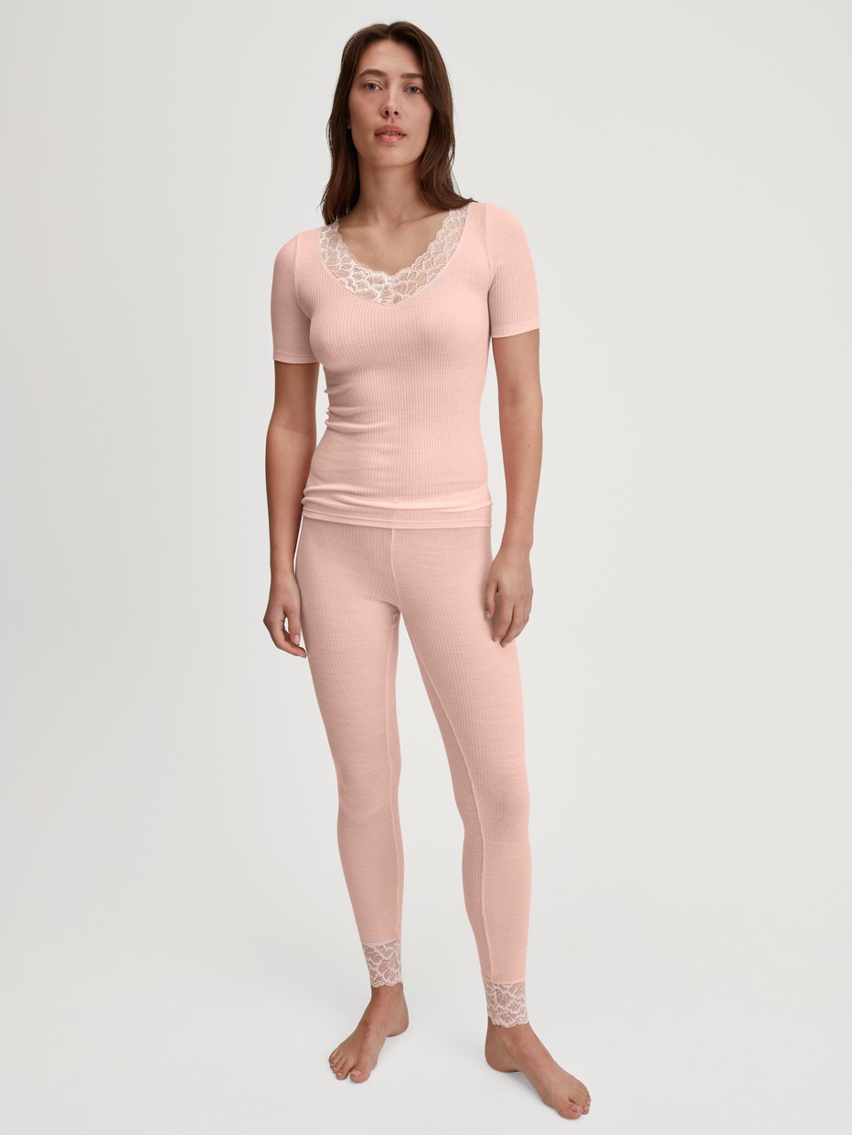Le mannequin Femme porte le/la Legging en laine et soie en Laine de couleur Rose, Dentelle, de la série Silky Wool Joy de CALIDA, Tenue