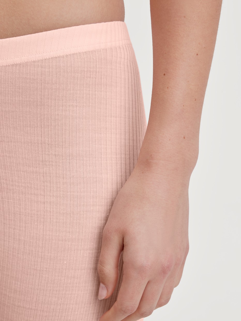 Le mannequin Femme porte le/la Legging en laine et soie en Laine de couleur Rose, Dentelle, de la série Silky Wool Joy de CALIDA, Détail