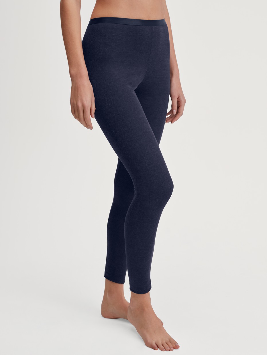 Damen-Model trägt Leggings aus Wolle-Seide aus Wolle in Blau, Einfarbig aus Serie True Confidence von CALIDA, Vorderansicht
