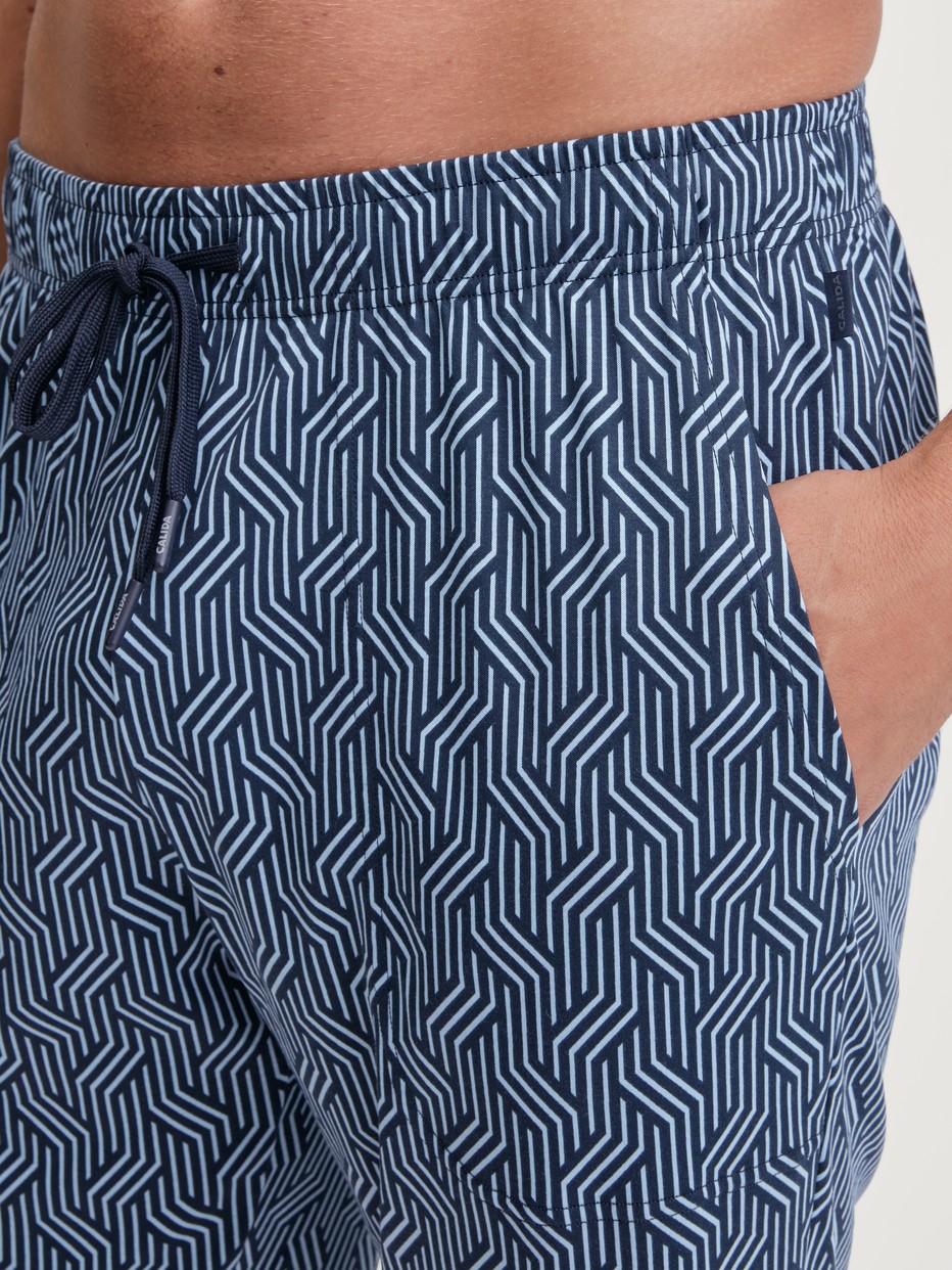 Men model is wearing Bermudas made of Cotton in Blue, Patterned from the RMX Sleep Free series by CALIDA, Detail