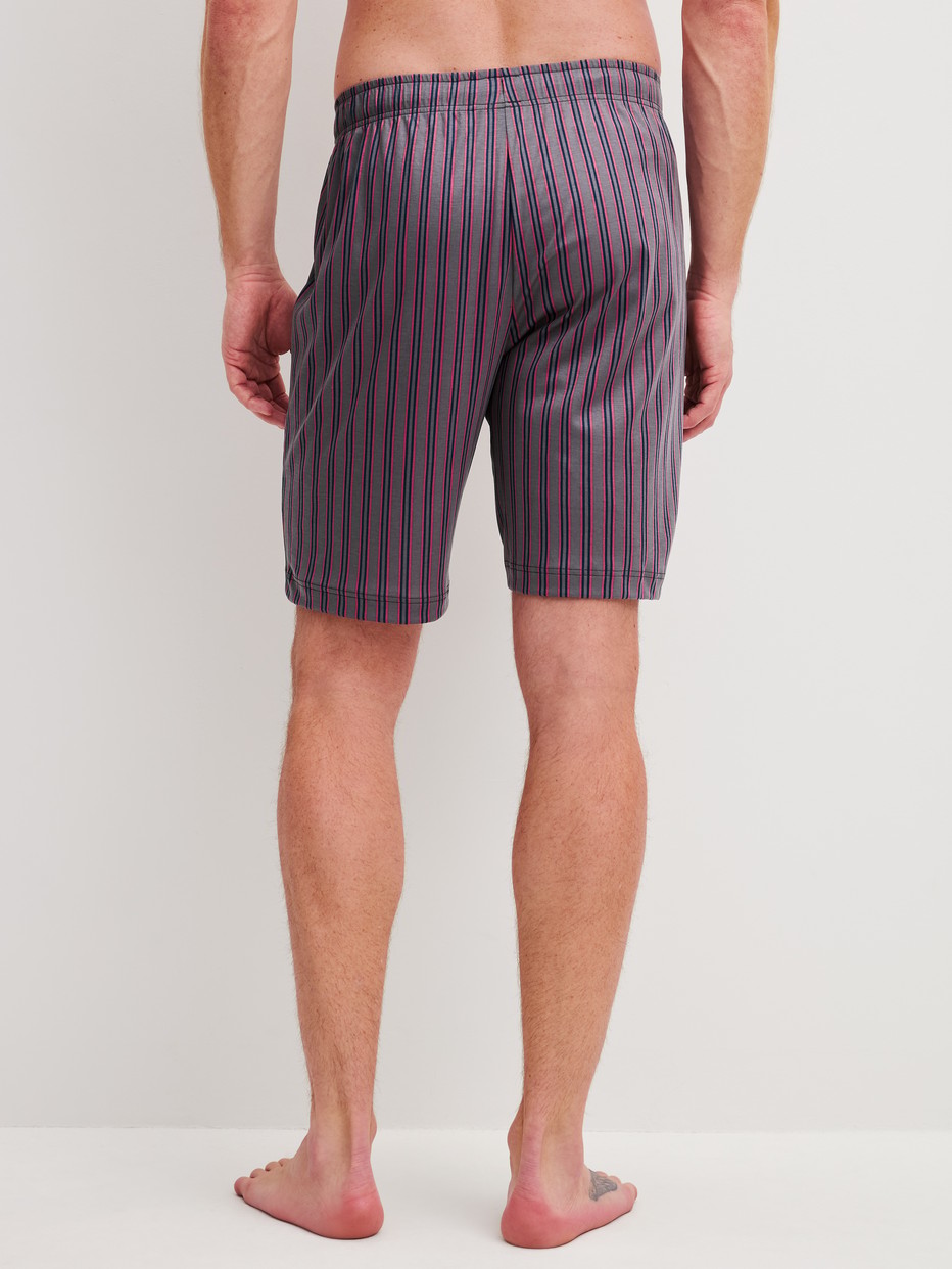 Herren-Model trägt Bermudas mit Seitentaschen aus Baumwolle in Braun, Gestreift aus Serie RMX Sleep Superlight von CALIDA, Rückansicht