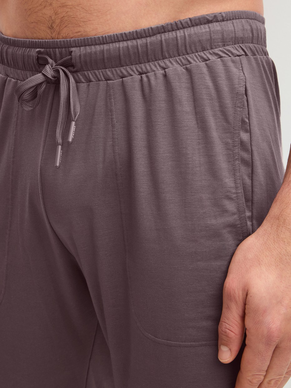 Herren-Model trägt Bermudas aus Modal in Braun, Einfarbig aus Serie DSW Balancing von CALIDA, Detail