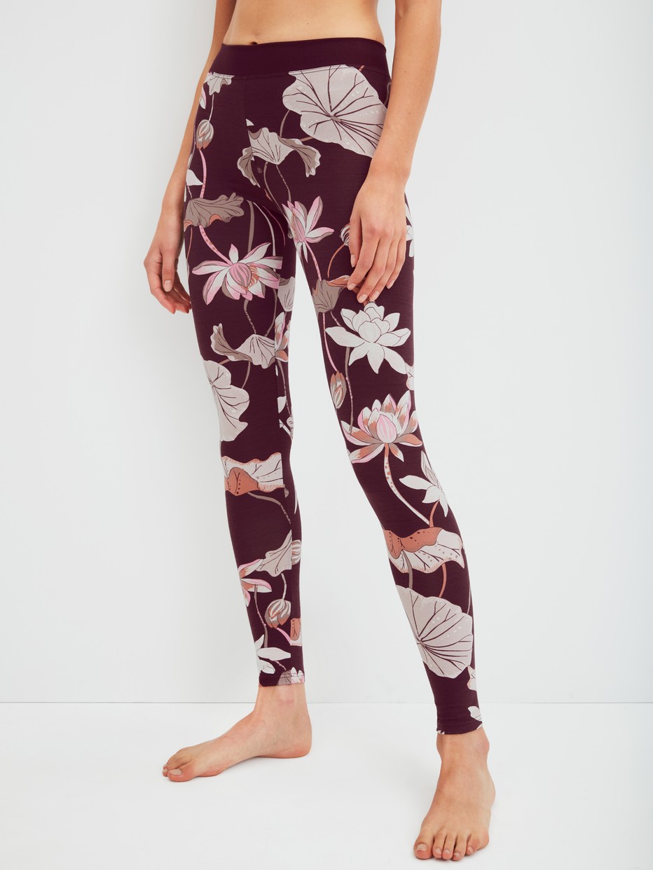 Damen-Model trägt Leggings mit Softbund aus Baumwolle in Rot, Floral aus Serie Elastic Trend Spec. von CALIDA, Vorderansicht