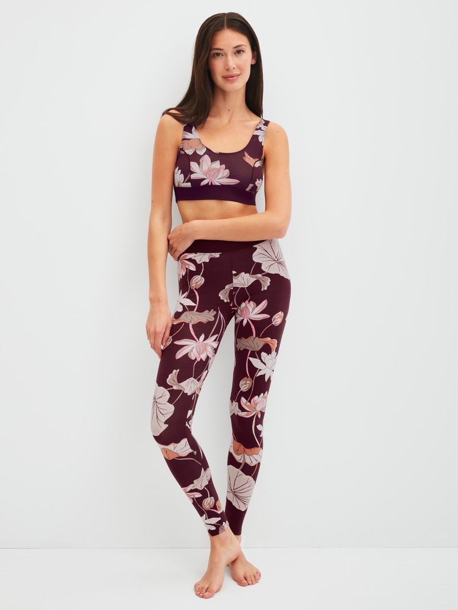 Damen-Model trägt Leggings mit Softbund aus Baumwolle in Rot, Floral aus Serie Elastic Trend Spec. von CALIDA, Outfit