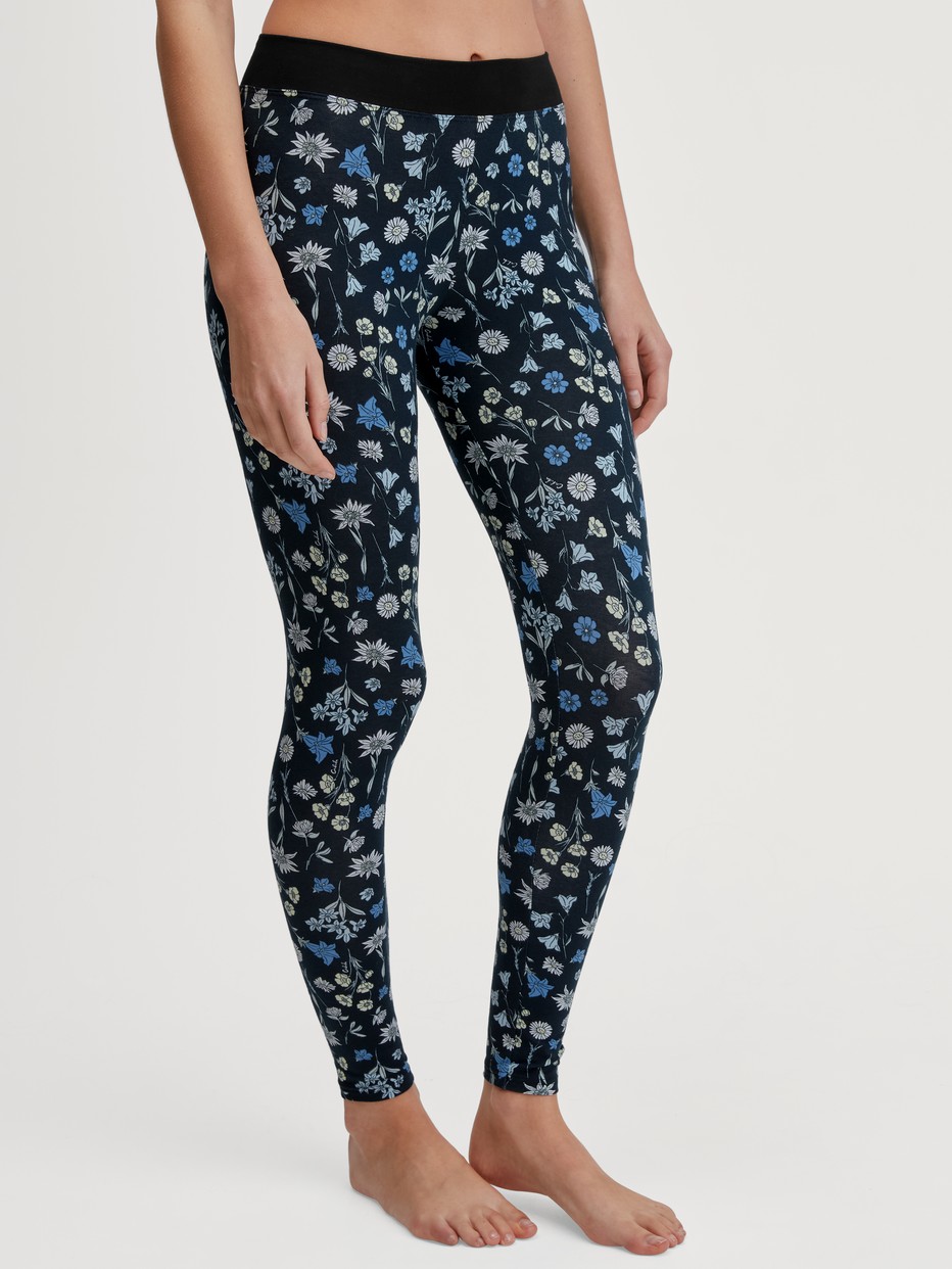 Damen-Model trägt Leggings mit Softbund aus Baumwolle in Schwarz, Floral aus Serie Elastic Trend von CALIDA, Vorderansicht