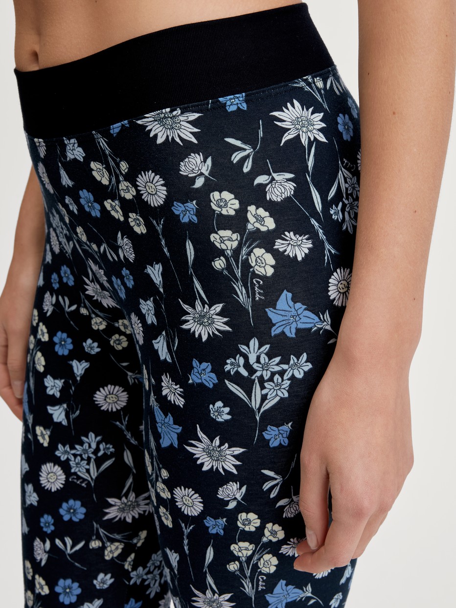 Damen-Model trägt Leggings mit Softbund aus Baumwolle in Schwarz, Floral aus Serie Elastic Trend von CALIDA, Detail