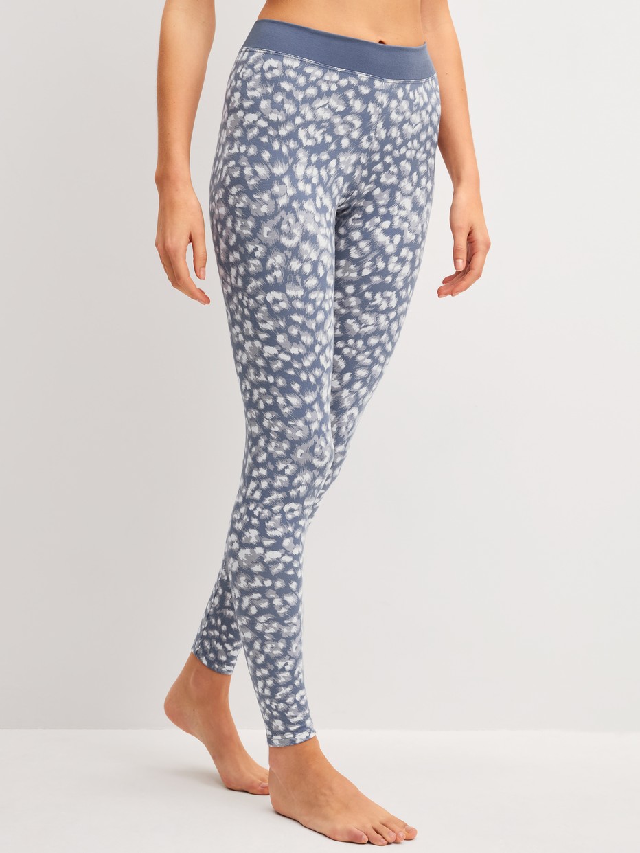 Women model is wearing Leggings made of Cotton in Grey, Patterned from the Elastic Trend series by CALIDA, Front view