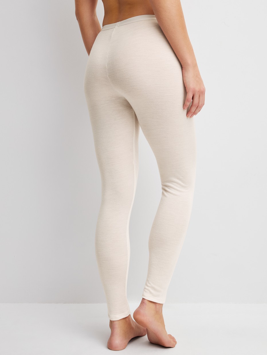 Damen-Model trägt Leggings aus Wolle-Seide aus Wolle in Beige, Einfarbig aus Serie True Confidence von CALIDA, Rückansicht