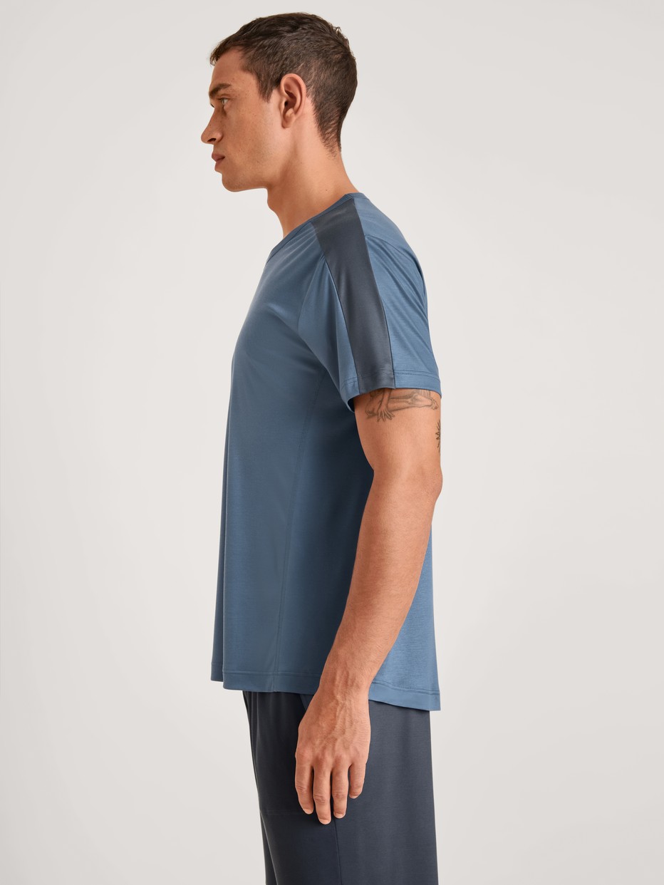 Herren-Model trägt Bermudas aus Lyocell in Grau, Einfarbig aus Serie DSW Cooling von CALIDA