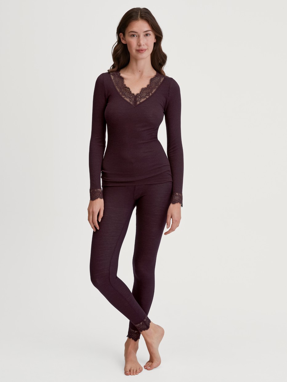 Women model is wearing Leggings in Wool and Silk made of Wool in Red, Lace from the Silky Wool Joy series by CALIDA, Front view