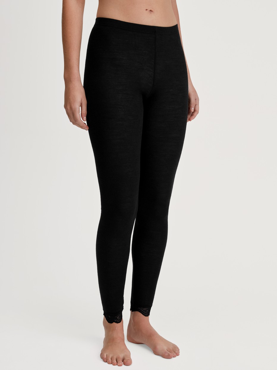 Women model is wearing Leggings made of Wool in Black, Lace from the Richesse Lace series by CALIDA, Front view