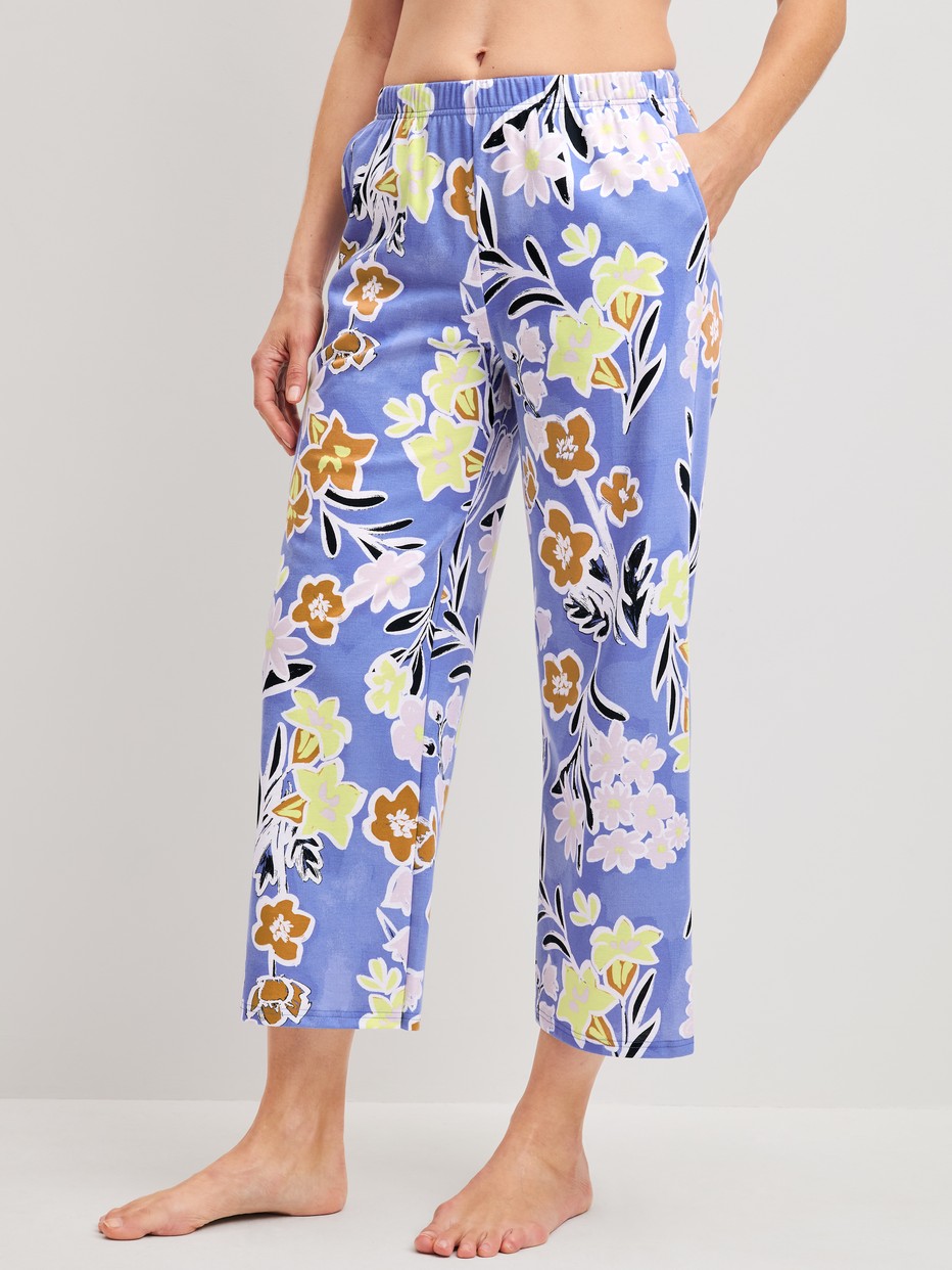 Damen-Model trägt 7/8-Pyjamahose aus 100% Baumwolle in Blau, Floral aus Serie Late Bloom M&M von CALIDA, Vorderansicht