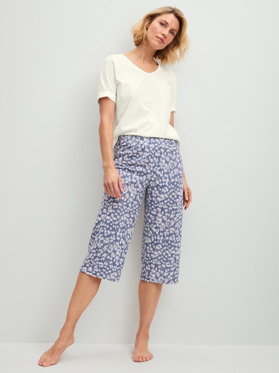 Le mannequin Femme porte le/la  en 100% coton de couleur Bleu, Floral, de la série Sleep Over M&M de CALIDA, Tenue