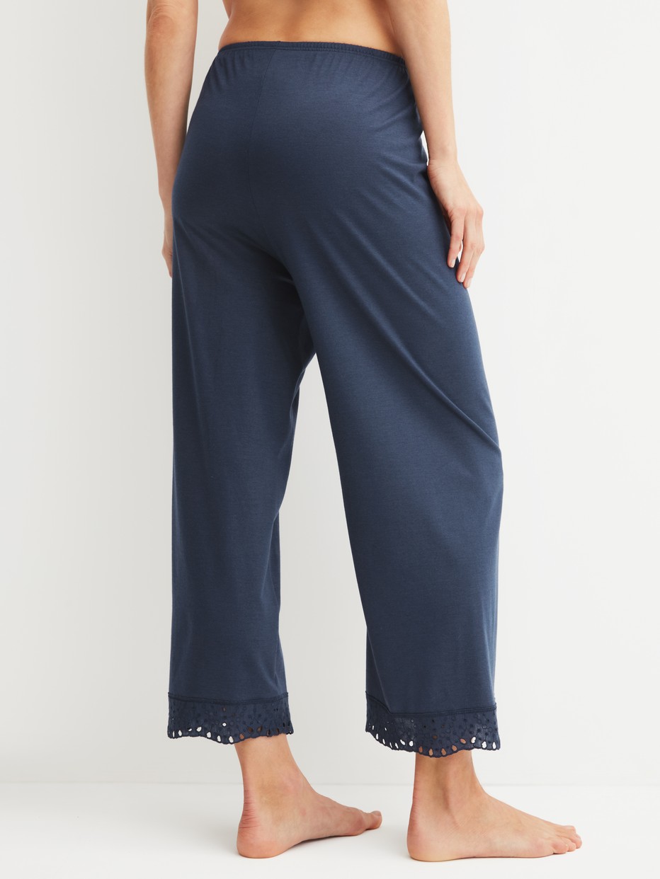 La modella / Il modello Donna indossa 7/8 Pantaloni pigiama in Cotone di colore Blu, Pizzo, della serie Favourites Tiles di CALIDA, Vista posteriore