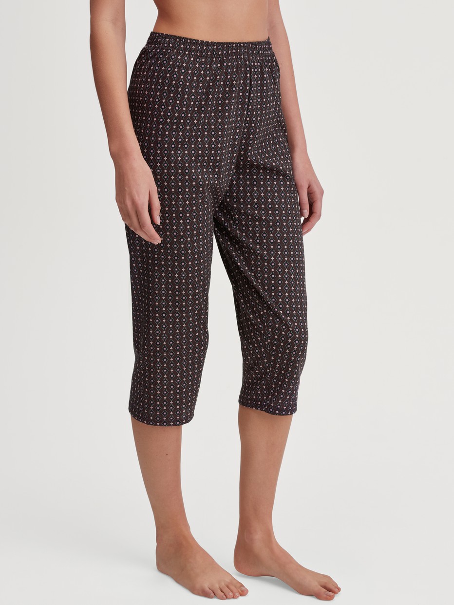 Damen-Model trägt 3/4-Pyjamahose aus 100% Baumwolle in Rot, Einfarbig aus Serie Favourites Botanic von CALIDA, Vorderansicht