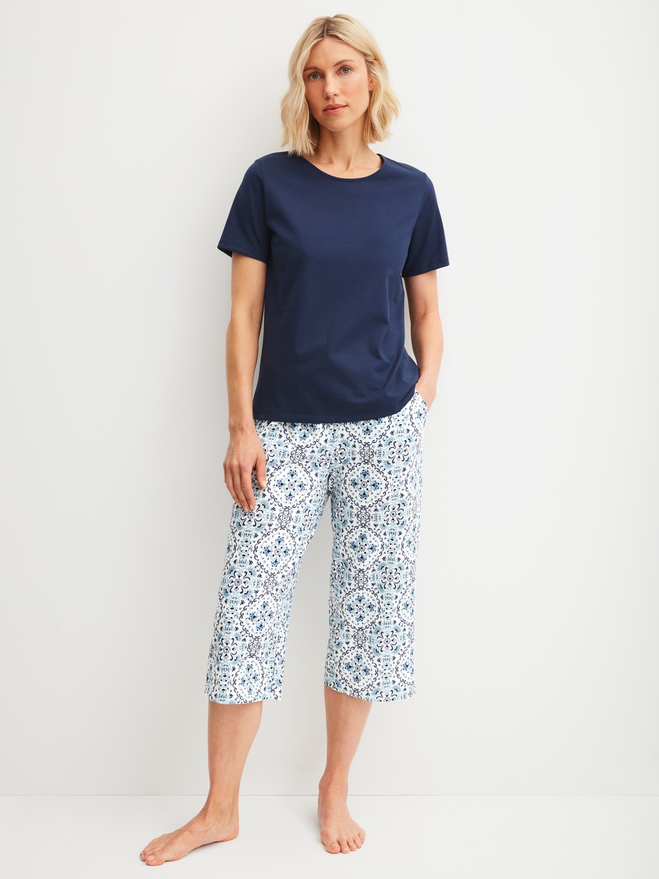 Damen-Model trägt 3/4-Pyjamahose aus 100% Baumwolle in Blau, Gemustert aus Serie Favourites Tiles von CALIDA, Outfit