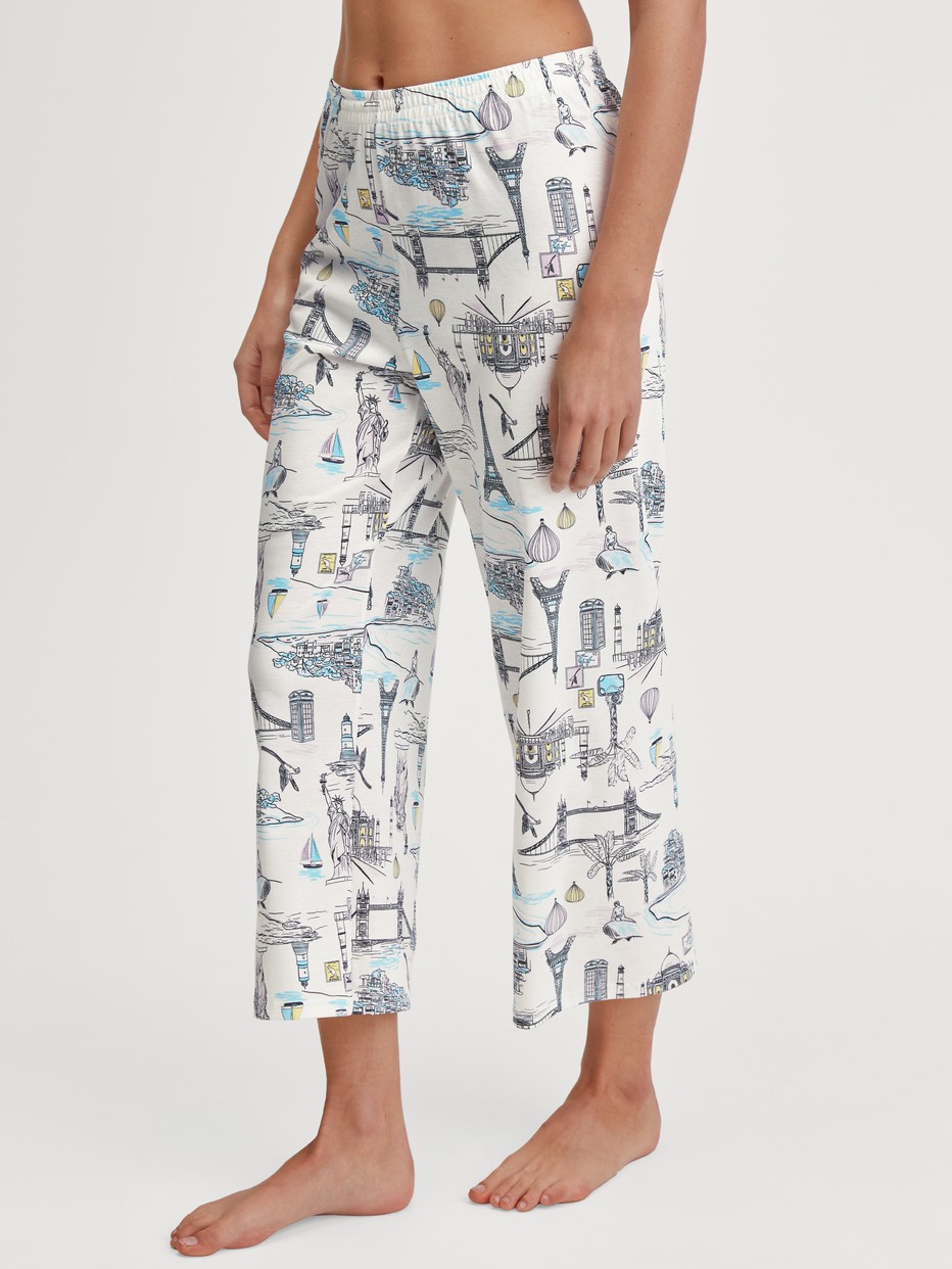 Damen-Model trägt 7/8-Pyjamahose aus 100% Baumwolle in Weiß, Gemustert aus Serie Favourites Journey von CALIDA, Vorderansicht