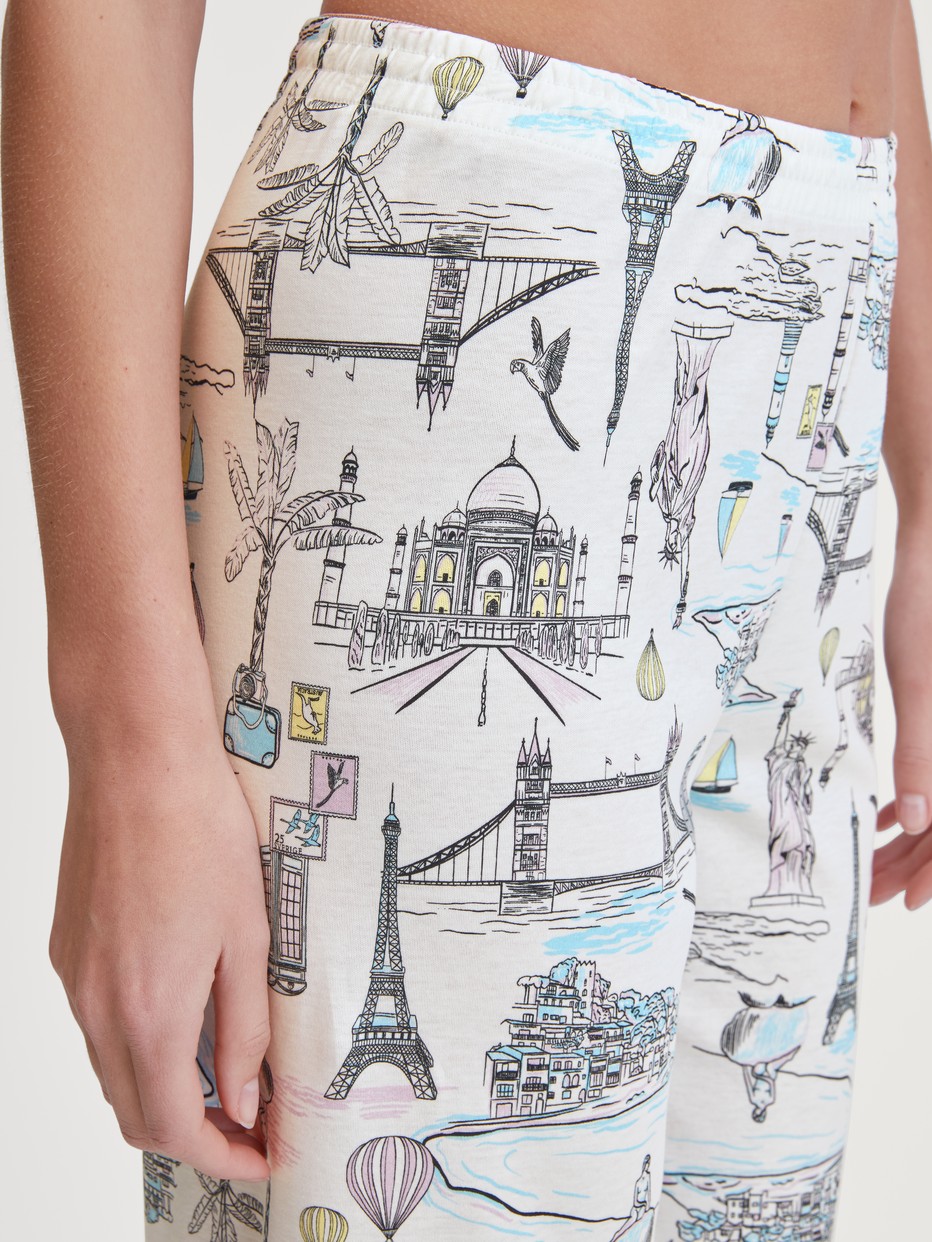 Damen-Model trägt 7/8-Pyjamahose aus 100% Baumwolle in Weiß, Gemustert aus Serie Favourites Journey von CALIDA, Detail