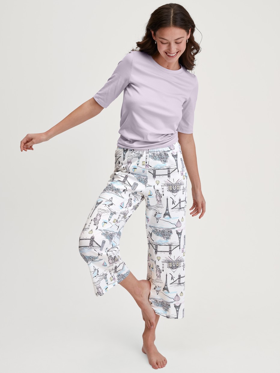 Damen-Model trägt 7/8-Pyjamahose aus 100% Baumwolle in Weiß, Gemustert aus Serie Favourites Journey von CALIDA, Zusatzbild