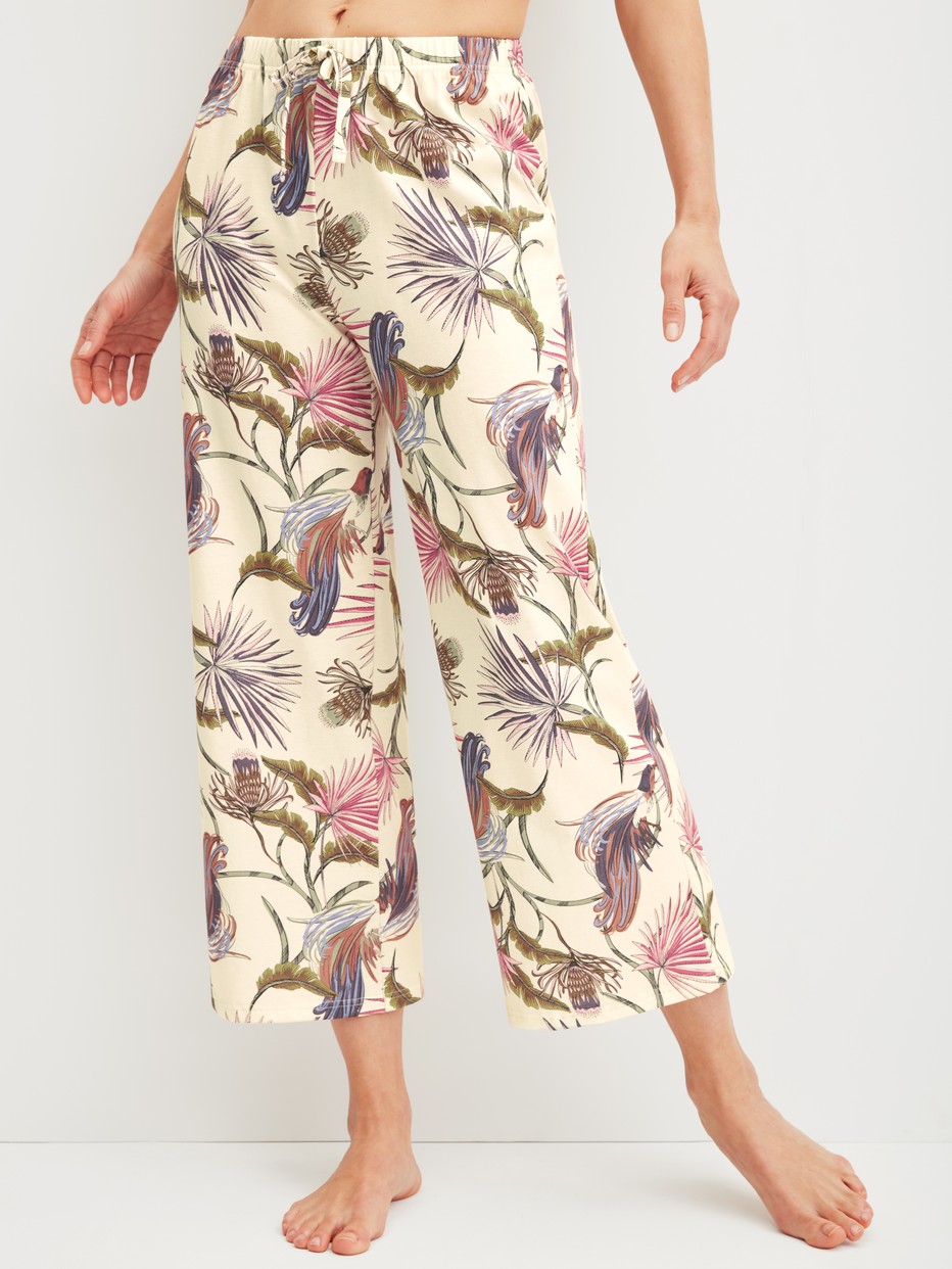 Damen-Model trägt 7/8-Pyjamahose aus 100% Baumwolle in Beige, Floral aus Serie Favourites Arts von CALIDA, Vorderansicht