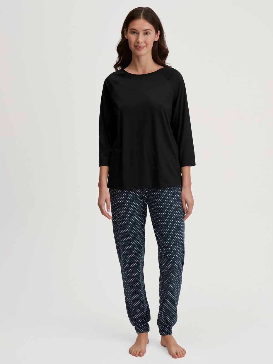 Damen-Model trägt Pyjamahose mit Bündchen aus Baumwolle in Schwarz, Einfarbig aus Serie Favourites Journey von CALIDA, Outfit