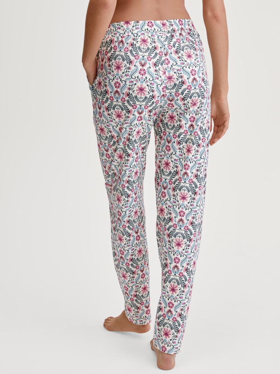 Damen-Model trägt Pyjamahose aus 100% Baumwolle in Rosa, Floral aus Serie Favourites Botanic von CALIDA, Rückansicht