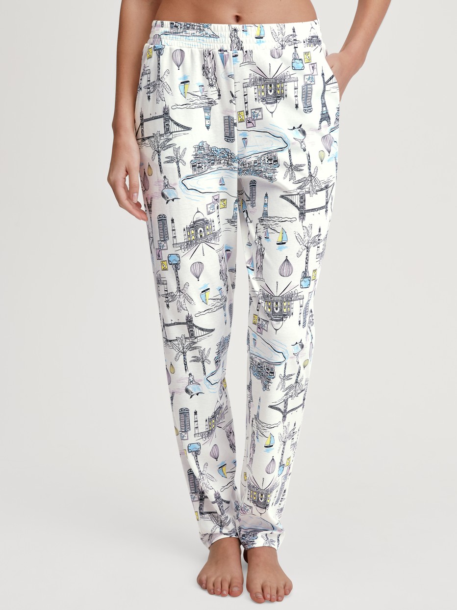 Damen-Model trägt Pyjamahose aus 100% Baumwolle in Weiß, Gemustert aus Serie Favourites Journey von CALIDA, Vorderansicht