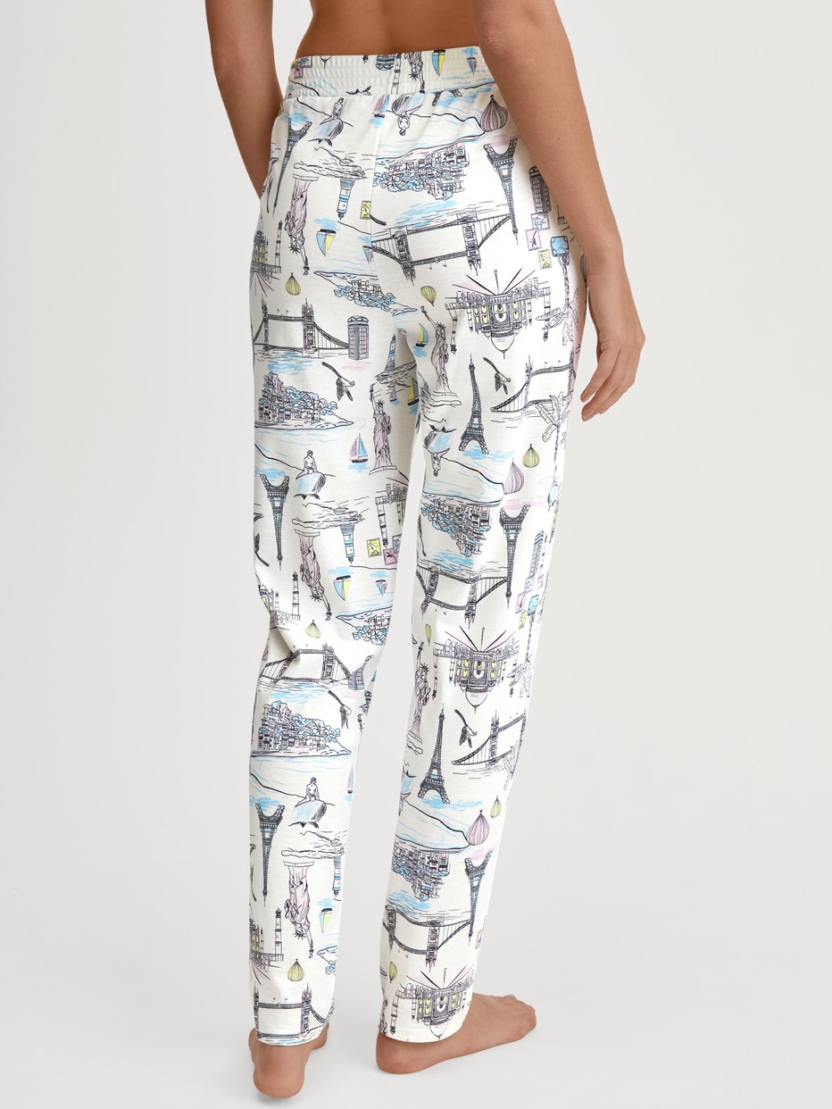 Damen-Model trägt Pyjamahose aus 100% Baumwolle in Weiß, Gemustert aus Serie Favourites Journey von CALIDA, Rückansicht