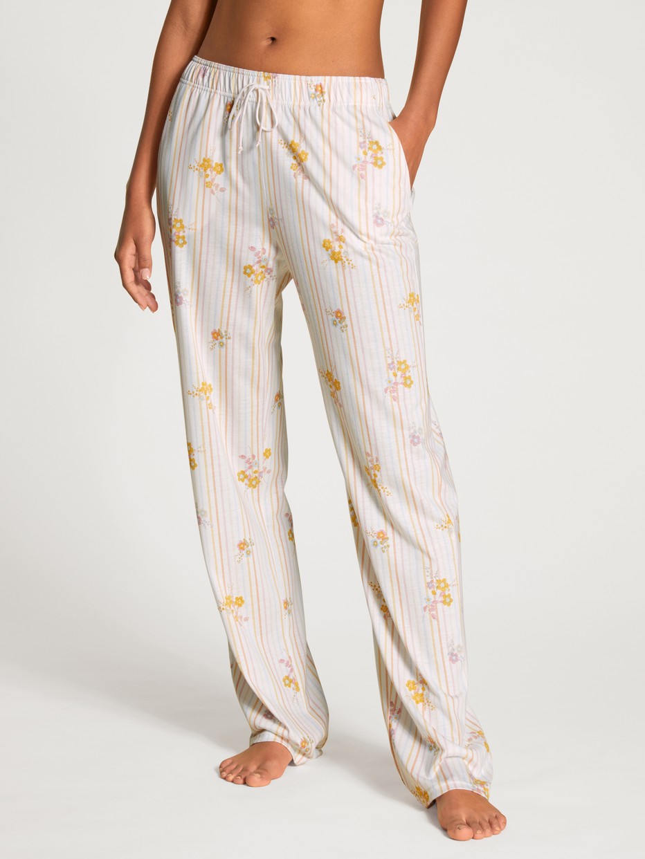 Damen-Model trägt Pants aus Modal in Gelb, Floral aus Serie Favourites Sunflower von CALIDA, Vorderansicht