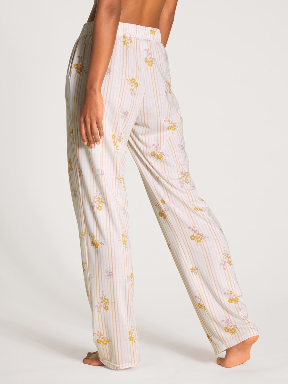 Damen-Model trägt Pants aus Modal in Gelb, Floral aus Serie Favourites Sunflower von CALIDA, Rückansicht