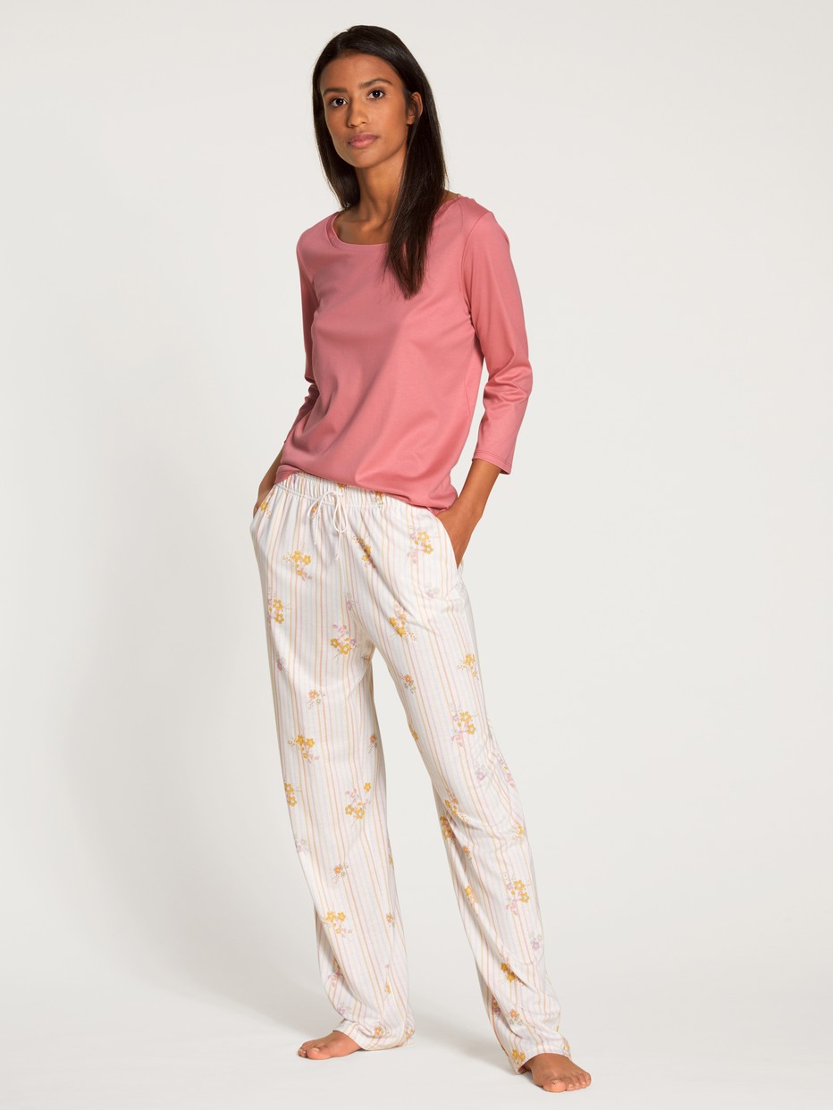Damen-Model trägt Pants aus Modal in Gelb, Floral aus Serie Favourites Sunflower von CALIDA, Vorderansicht, Outfit