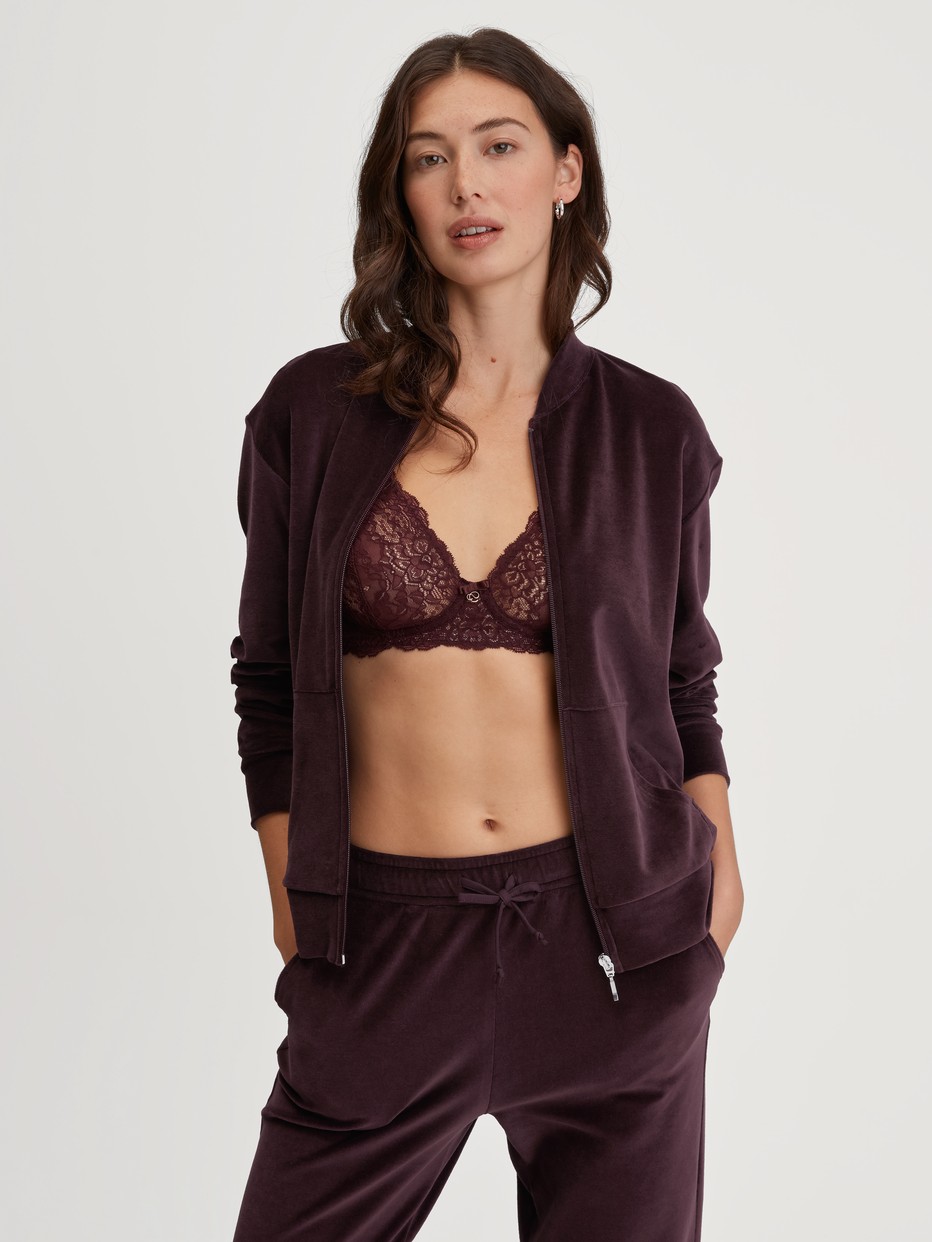 La modella / Il modello Donna indossa Pantaloni da casa in velluto in Cotone di colore Rosso, Tinta unita, della serie Lounge Velours di CALIDA, Immagine aggiuntiva