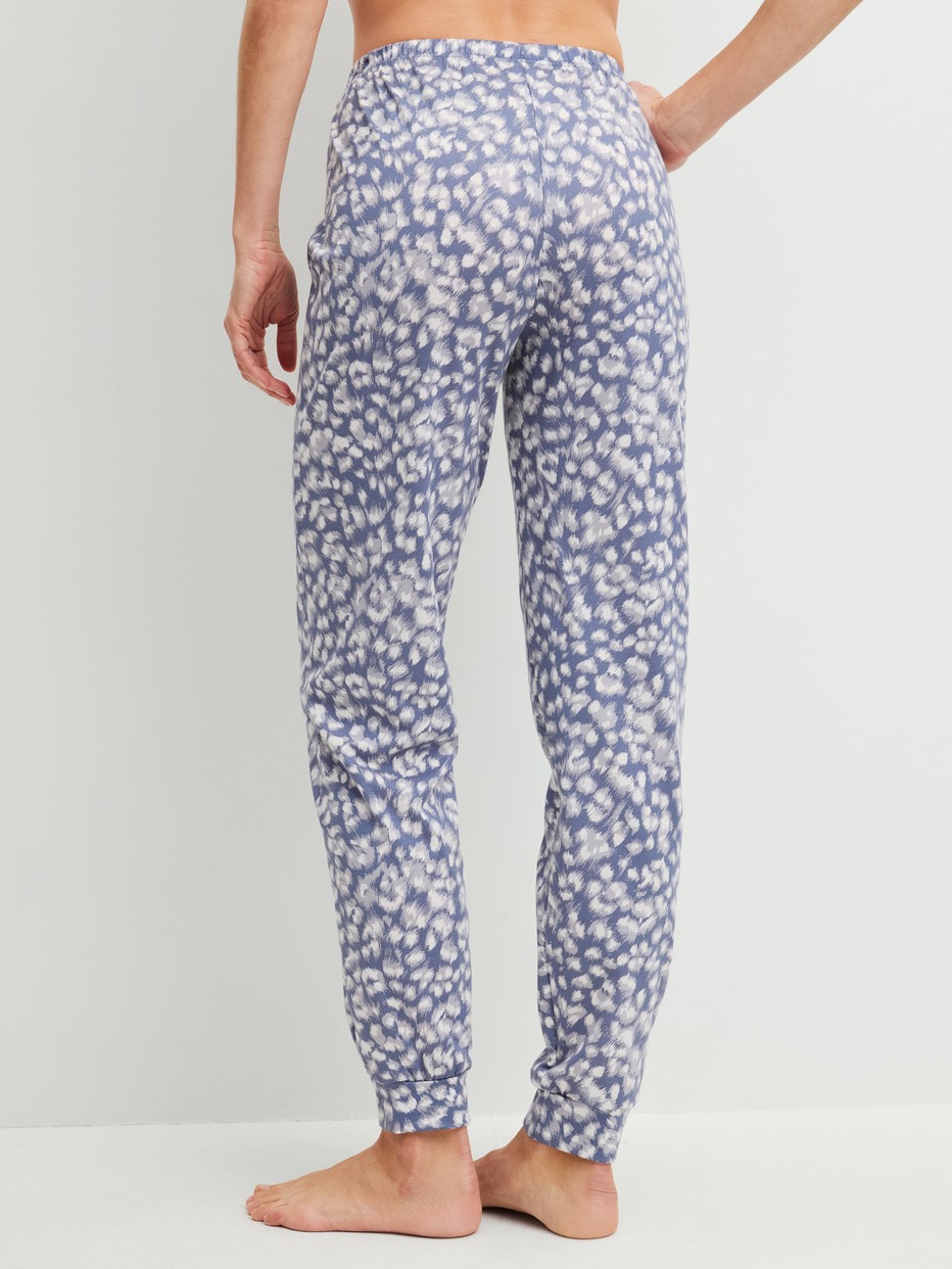 Le mannequin Femme porte le/la  en 100% coton de couleur Bleu, Floral, de la série Sleep Over M&M de CALIDA, Vue arrière