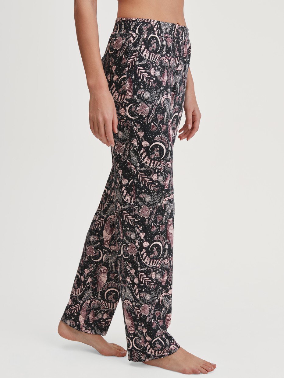 Damen-Model trägt Loungehose aus TENCEL™ Modal und Seide aus Modal in Schwarz, Gemustert aus Serie Favourites Seduction von CALIDA, Vorderansicht