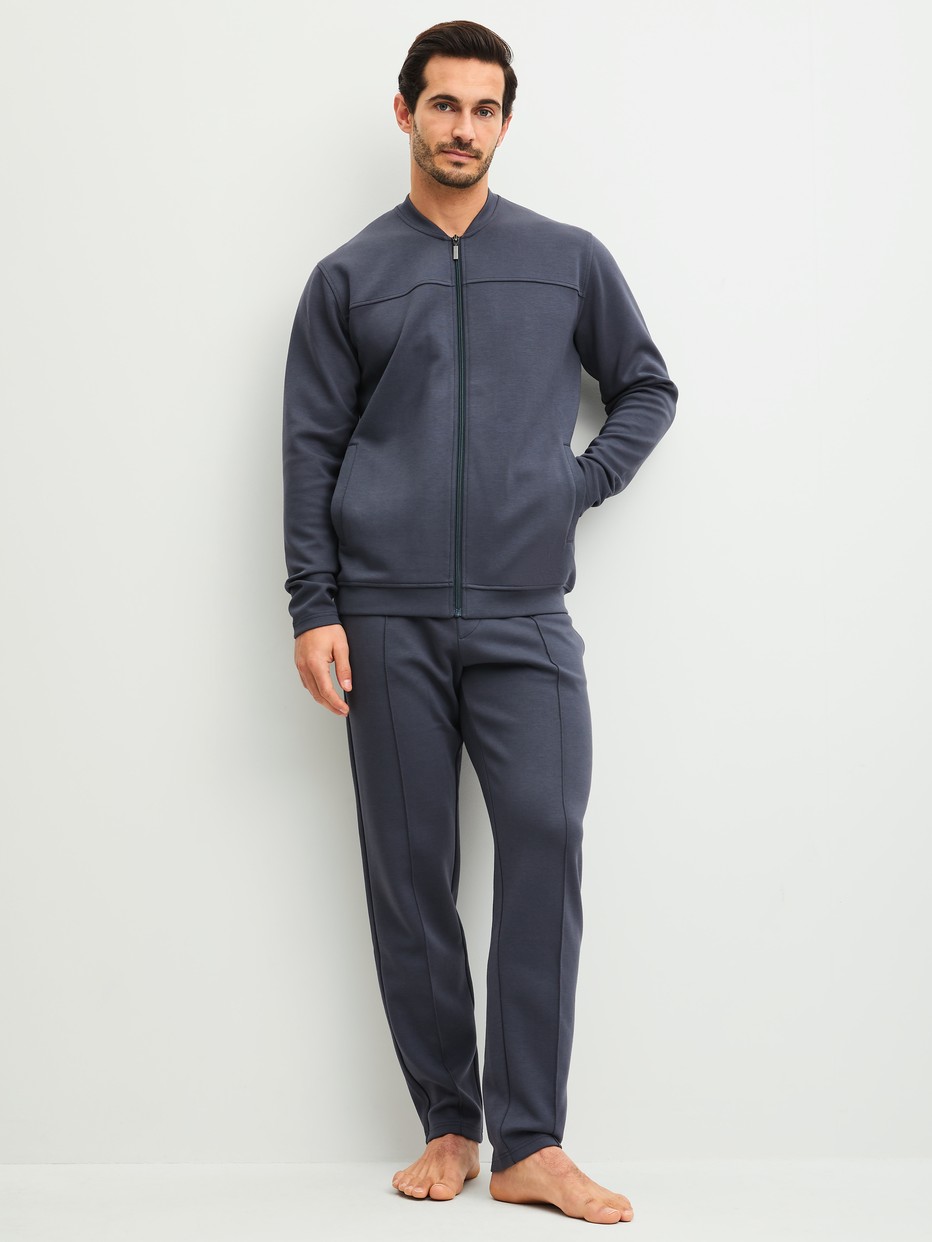 La modella / Il modello Uomo indossa Pantaloni da salotto in Cotone di colore Grigio, Tinta unita, della serie RMX Lounge Casual di CALIDA, Abbigliamento