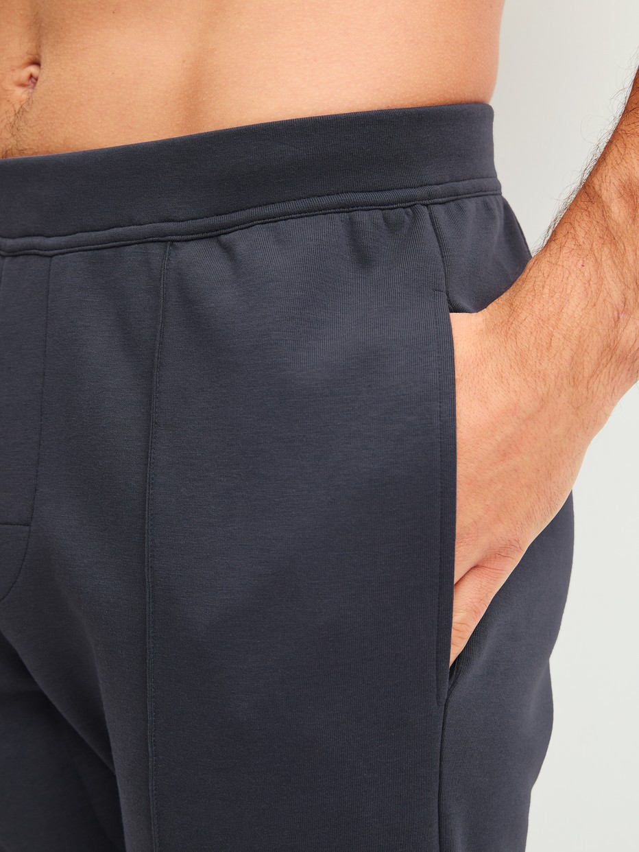 La modella / Il modello Uomo indossa Pantaloni da salotto in Cotone di colore Grigio, Tinta unita, della serie RMX Lounge Casual di CALIDA, Dettaglio