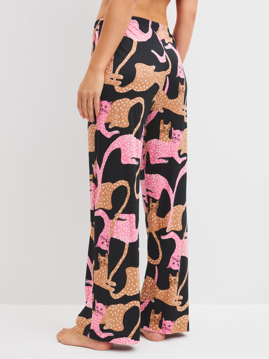 Le mannequin Femme porte le/la  en Modal de couleur Noir, Motif, de la série Sleep Over M&M de CALIDA, Vue arrière