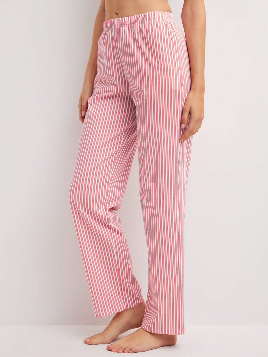 Damen-Model trägt Pyjamahose aus 100% Baumwolle in Rosa, Gestreift aus Serie Sleep Over M&M von CALIDA, Vorderansicht