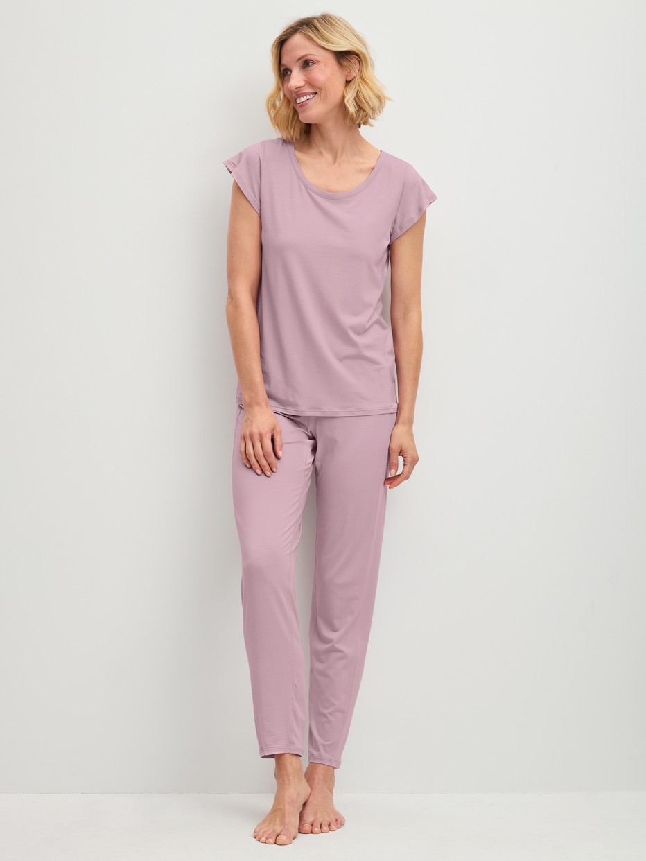 La modella / Il modello Donna indossa Pantaloni da notte con tasche in Modal di colore Viola, Tinta unita, della serie DSW Balancing di CALIDA, Abbigliamento