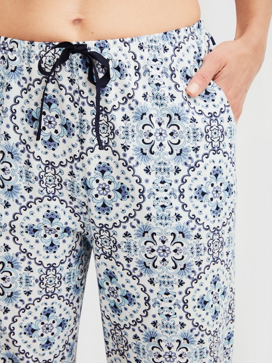 Le mannequin Femme porte le/la Pantalon de pyjama avec poches latérales en 100% coton de couleur Bleu, À motifs, de la série Favourites Tiles de CALIDA, Détail