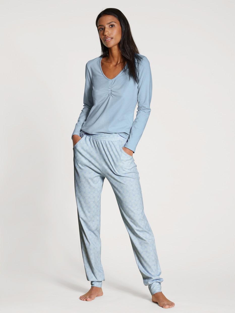 Damen-Model trägt Pyjamahose aus 100% Baumwolle in Blau, Motiv aus Serie Favourites Sunflower von CALIDA, Vorderansicht, Outfit