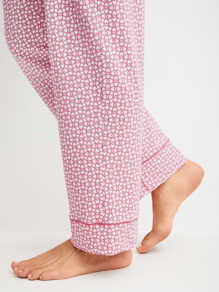 Damen-Model trägt Pyjamahose aus Baumwolle in Rosa, Gemustert aus Serie Favourites Love von CALIDA, Detail