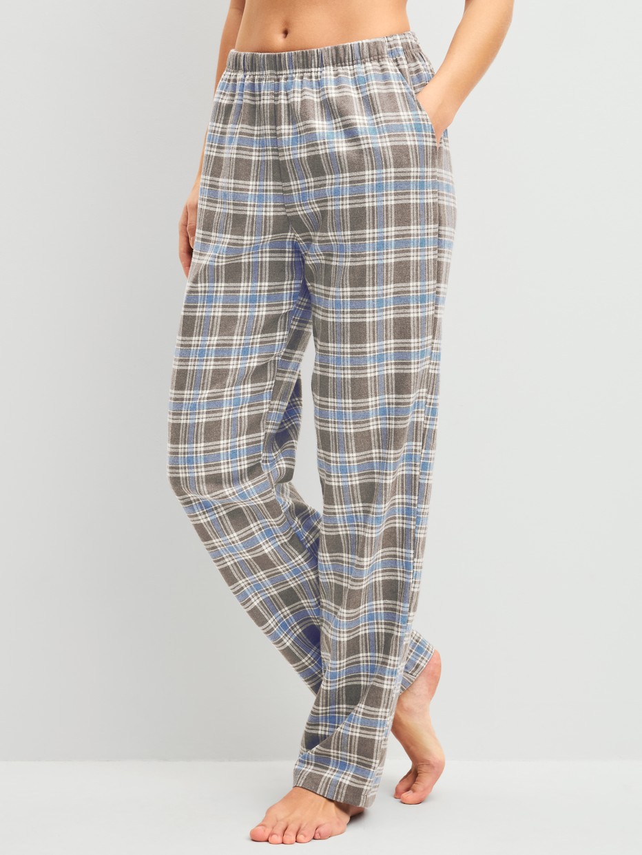 La modella / Il modello Donna indossa Pantaloni in flanella con tasche laterali in Cotone di colore Blu, A scacchi, della serie Alpine M&M di CALIDA, Vista frontale